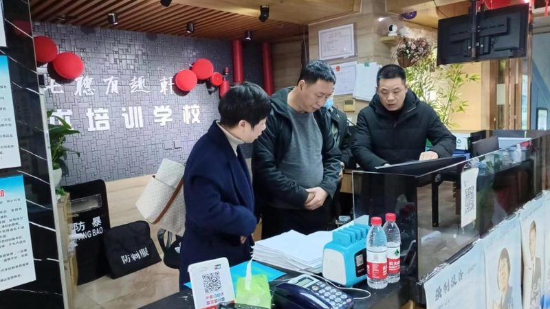 在选择培训机构时，以下因素是考生需要重点关注的：