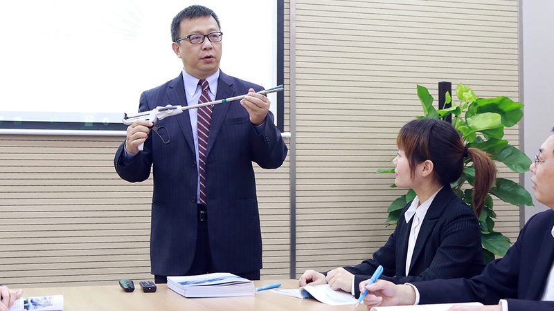 在选择成人高考辅导班时，可以从以下几个方面来参考价格：